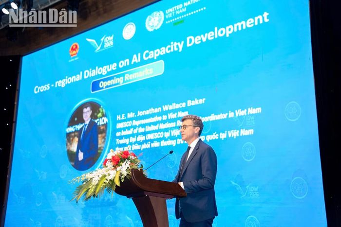 Ông Jonathan Wallace Baker, Trưởng Đại diện UNESCO tại Việt Nam, mong muốn AI phải phục vụ lợi ích cho tất cả mọi người. (Ảnh: MINH DUY)