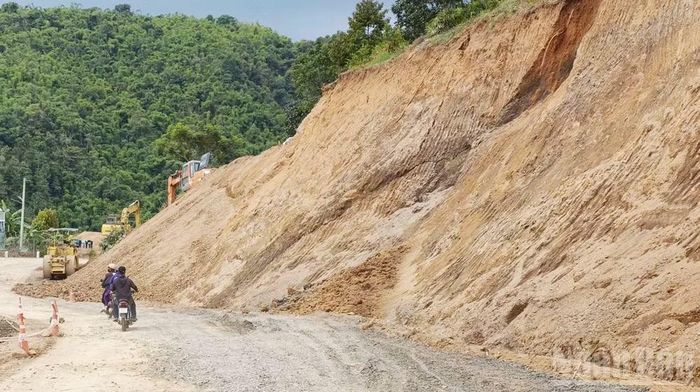 Trên Quốc lộ 28 khu vực giáp ranh giữa xã Phúc Thọ-Lâm Hà và xã Tà Đùng xuất hiện sụt lún và nứt gãy cắt ngang mặt đường làm ảnh hưởng đến quá trình lưu thông. (Ảnh: HUY THÀNH)