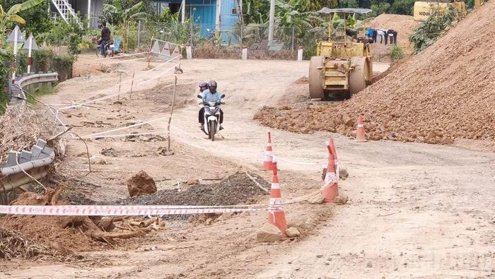 Ban Quản lý bảo trì đường bộ Lâm Đồng triển khai các biện pháp khắc phục khẩn cấp mặt đường để bảo đảm lưu thông. (Ảnh: HUY THÀNH)