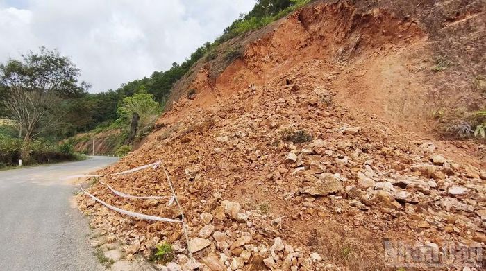 Lực lượng chức năng triển khai các biện pháp rào chắn, giăng dây, cắm biển báo, hạn chế phương tiện lưu thông. (Ảnh: HUY THÀNH)