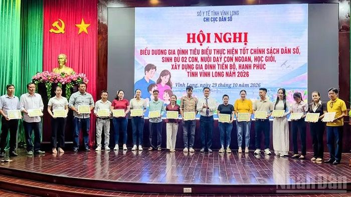 Lãnh đạo Sở Văn hóa, Thể thao và Du lịch tỉnh Vĩnh Long trao Giấy biểu dương những gia đình tiêu biểu. (Ảnh: BÁ DŨNG)
