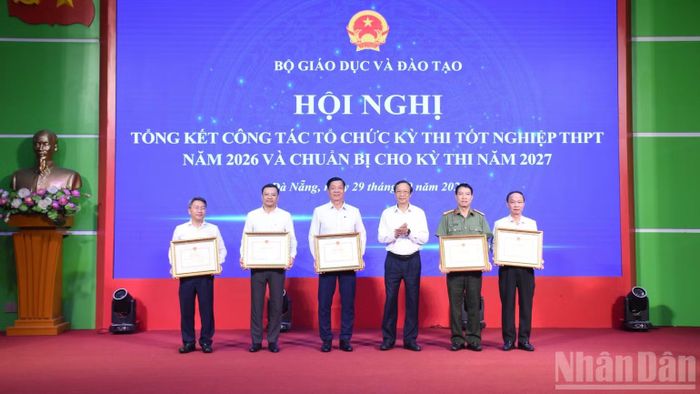 Thứ trưởng Thường trực Giáo dục-Đào tạo Phạm Ngọc Thưởng trao tặng Bằng khen của Bộ Giáo dục-Đào tạo cho các tập thể có thành tích xuất sắc. (Ảnh: ANH ĐÀO)