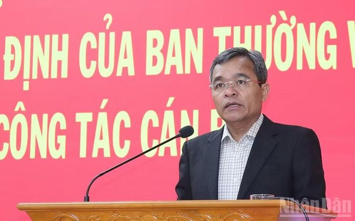 Đồng chí Hồ Văn Niên, Ủy viên Trung ương Đảng, Bí thư Tỉnh ủy Quảng Ngãi phát biểu giao nhiệm vụ.