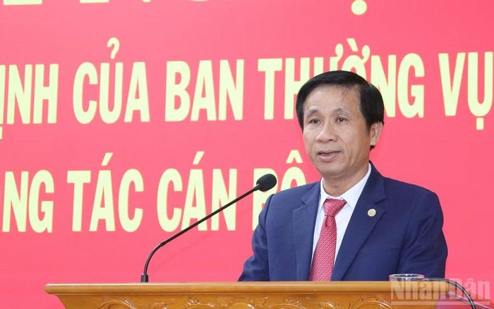 Đồng chí Hoàng Trung Thông thay mặt 11 cán bộ chủ chốt được luân chuyển, điều động phát biểu nhận nhiệm vụ mới.