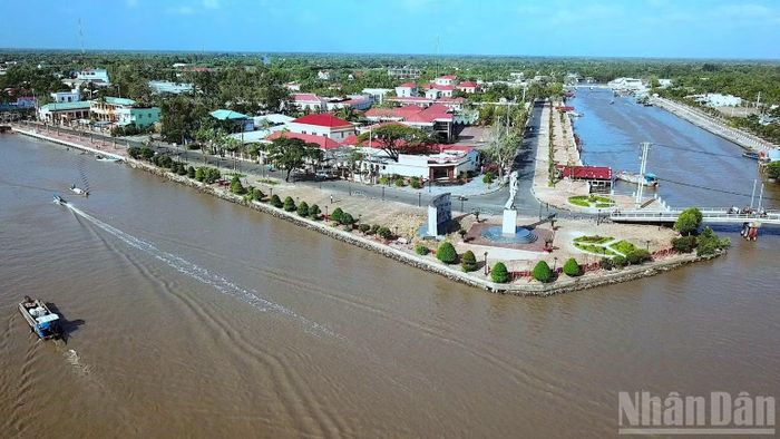 Vùng sông nước Cà Mau gắn liền với nuôi trồng thủy sản, phổ biến là nuôi tôm. (Ảnh: HỮU TÙNG)