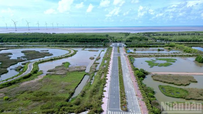 Hạ tầng giao thông, thủy lợi kết nối đồng bộ là điều kiện cần thiết mở đường giúp nghề nuôi tôm Cà Mau phát triển. (Ảnh: HỮU TÙNG)
