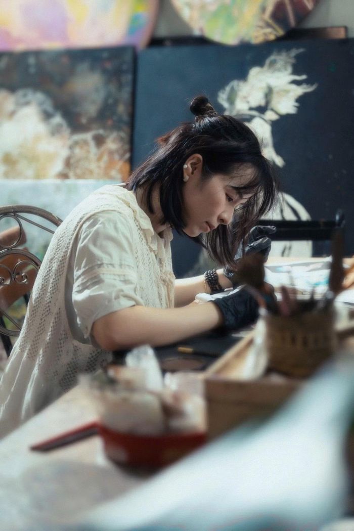 Họa sĩ Nguyễn Ngọc Mai miệt mài sáng tạo. (Ảnh: nhân vật cung cấp)