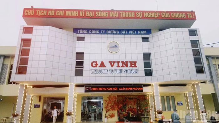 Tàu NA2 xuất phát tại ga Vinh lúc 21 giờ 55 phút hôm trước và đến ga Phủ Lý vào 3 giờ 54 phút hôm sau. (Ảnh: NĂM NHUNG)