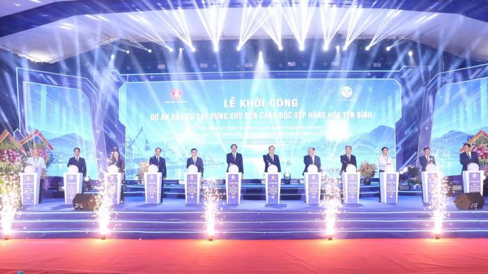 Các đồng chí lãnh đạo Đảng, Nhà nước, cơ quan Trung ương, tỉnh Thái Nguyên và chủ đầu tư thực hiện nghi thức nhấn nút khởi công dự án. (Ảnh: TUẤN SƠN)