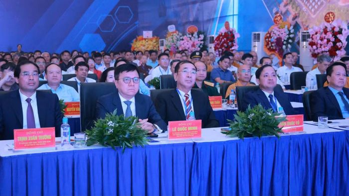 Các đồng chí lãnh đạo cơ quan Trung ương, nguyên lãnh đạo cơ quan Trung ương và tỉnh Thái Nguyên tham dự lễ khởi công. (Ảnh: TUẤN SƠN)