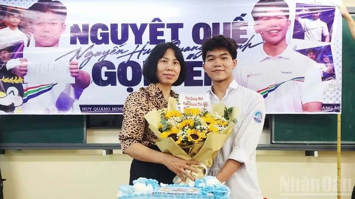 Thạc sĩ Nguyễn Thị Hiền, Phó Hiệu trưởng Trường trung học phổ thông chuyên Thái Bình chúc mừng em Nguyễn Huy Quang Minh giành tấm vé vào chung kết năm “Đường Lên Đỉnh Olympia”. (Ảnh: MAI TÚ)