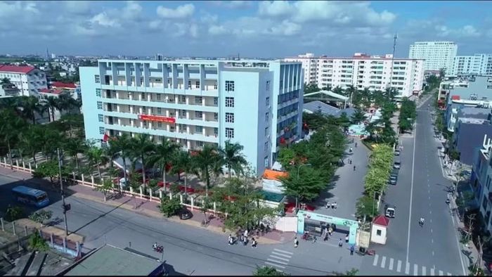 Trường trung học phổ thông chuyên Thái Bình nổi danh trên vùng quê lúa bởi thành tích học giỏi, dạy giỏi. (Ảnh: Cộng tác viên)