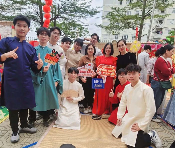 Nguyễn Huy Quang Minh (ngoài cùng bên trái) tham dự phiên chợ Tết tại Trường trung học phổ thông chuyên Thái Bình. (Ảnh: Nhà trường cung cấp)