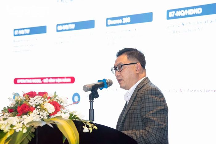 Ông Trần Mạnh Hùng, Phó Giám đốc Trung tâm Đổi mới sáng tạo Quảng Ninh, thuộc Tập đoàn VDCD chia sẻ việc triển khai mô hình không gian thử nghiệm chính sách mở. (Ảnh: MINH DUY)