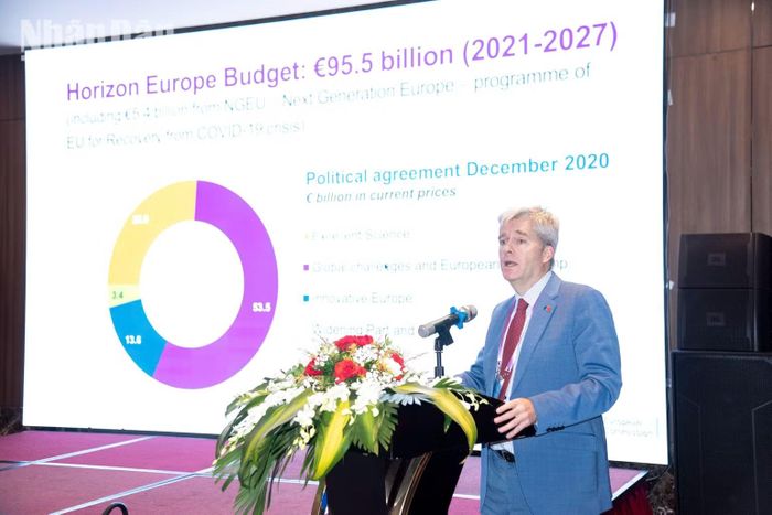 Phó Trưởng ban Đối tác tại Phái đoàn Liên minh châu Âu tại Việt Nam Gonzalo Serrano giới thiệu Chương trình Trọng điểm nghiên cứu và đổi mới sáng tạo Horizon Europe. (Ảnh: MINH DUY)