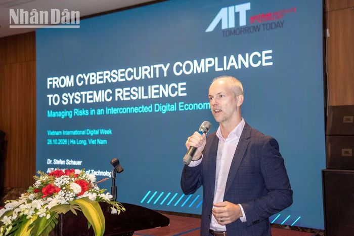 Tiến sĩ Stefan Schauer, nhà khoa học cấp cao và Điều phối viên chuyên đề tại Viện Công nghệ Áo (AIT) chia sẻ tại diễn đàn. (Ảnh: MINH DUY)