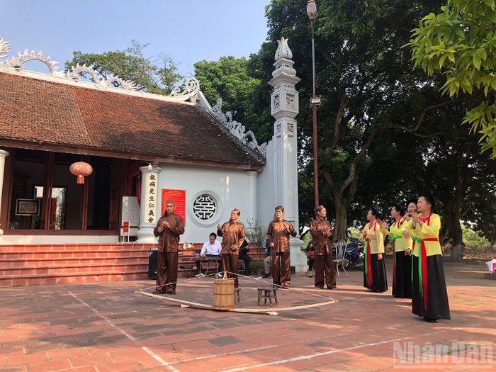 Hát trống quân phục vụ du khách tại Hưng Yên.