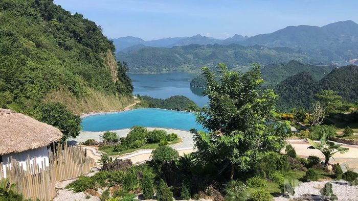 Hồ Hòa Bình nhìn từ Bakhan resort.