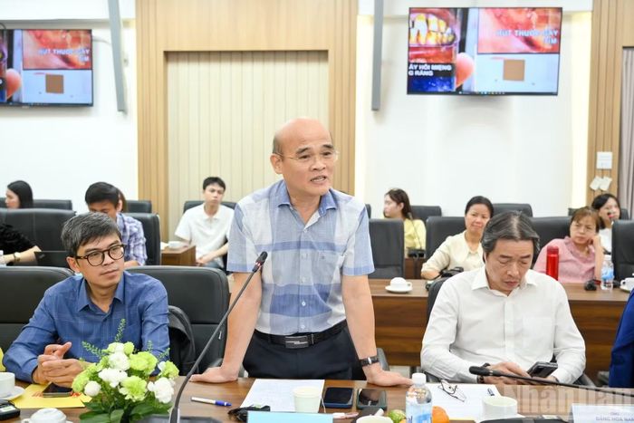 Tiến sĩ Nguyễn Huy Quang, Trưởng ban Tư vấn, phản biện và giám định xã hội, Tổng hội Y học Việt Nam, nguyên Vụ trưởng Vụ Pháp chế (Bộ Y tế) chia sẻ tại tọa đàm. (Ảnh: THẾ ĐẠI)