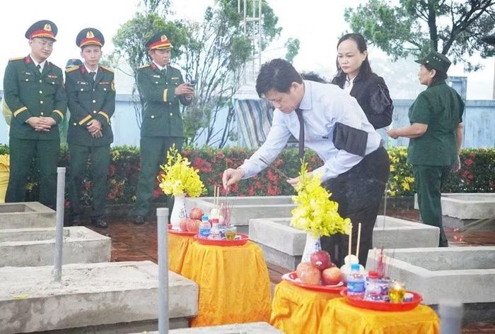 Phó Chủ tịch Ủy ban nhân dân tỉnh Lê Văn Bảo thắp hương lên phần mộ liệt sĩ vừa được an táng. (Ảnh: Lâm Quang Huy)