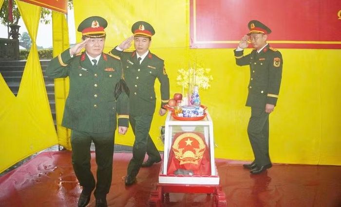 Đại diện Bộ Chỉ huy quân sự tỉnh tưởng niệm, tri ân các Anh hùng liệt sĩ. (Ảnh: LÂM QUANG HUY)