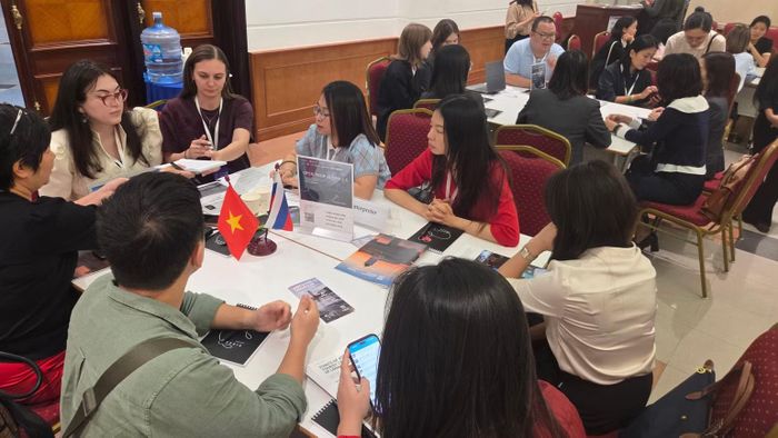 Các đại diện doanh nghiệp, lữ hành Việt Nam trao đổi với các đối tác Nga. (Ảnh: NGÔ HƯƠNG)