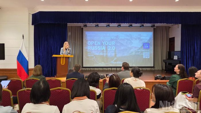 Bà Anna Dolinina, Tùy viên Kinh tế, đại diện Bộ Phát triển Kinh tế Liên bang Nga tại Việt Nam bày tỏ mong muốn tăng cường kết nối giữa các địa phương và doanh nghiệp du lịch Nga-Việt Nam. (Ảnh: NGÔ HƯƠNG)