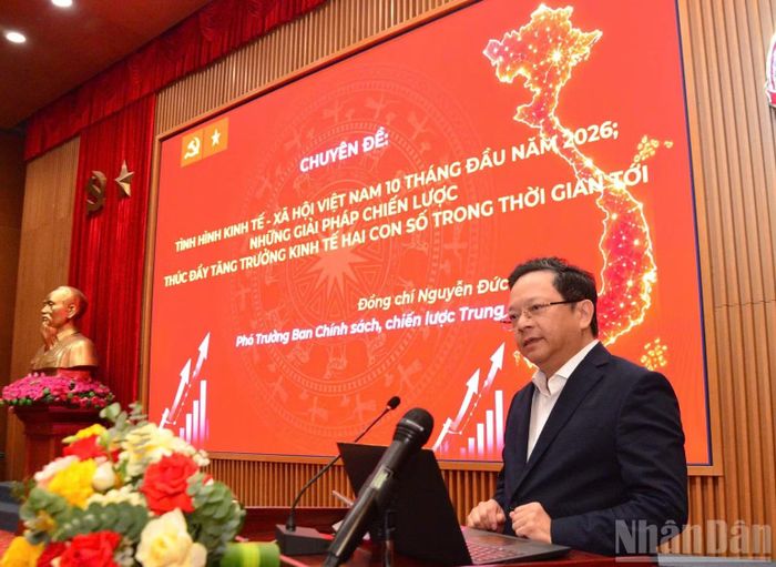 Đồng chí Nguyễn Đức Hiển, Phó Trưởng Ban Chính sách, chiến lược Trung ương thông tin tại hội nghị. (Ảnh: PHẠM CƯỜNG)