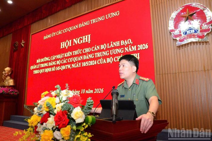 Đại tá Trần Hồng Quang, Phó Cục trưởng Cục A03 trình bày chuyên đề công tác bảo vệ bí mật nhà nước tại các cơ quan Đảng Trung ương trong tình hình mới. (Ảnh: PHẠM CƯỜNG)