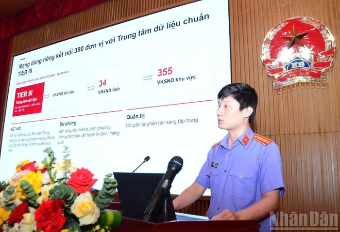 Đồng chí Lê Thanh Nghị, Phó Cục trưởng Cục Thống kê tội phạm và chuyển đổi số, Viện Kiểm sát nhân dân tối cao, giới thiệu hoạt động của Trung tâm điều hành thông minh (IOC) ngành Kiểm sát nhân dân. (Ảnh: PHẠM CƯỜNG)