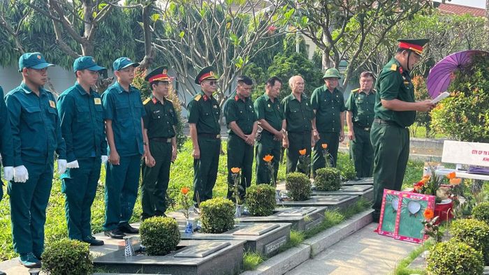 Quang cảnh lễ tiễn đưa hài cốt liệt sĩ Nguyễn Văn Thơm về quê. (Ảnh: Cộng tác viên)