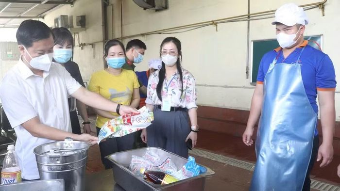 Lực lượng chức năng kiểm tra các cơ sở sản xuất, kinh doanh thực phẩm trên địa bàn thành phố Hà Nội. (Ảnh: THU THẢO)