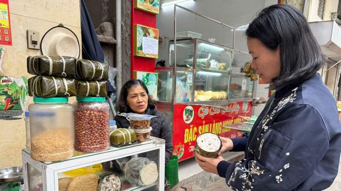 Tăng cường truyền thông, trang bị kiến thức lựa chọn thực phẩm cho người tiêu dùng. (Ảnh: VÂN VÂN)