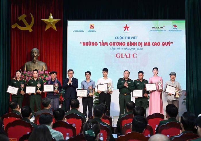 Trao giải cho các tác giả, nhóm tác giả đạt giải C và nhân vật. (Ảnh: TRỌNG HẢI)
