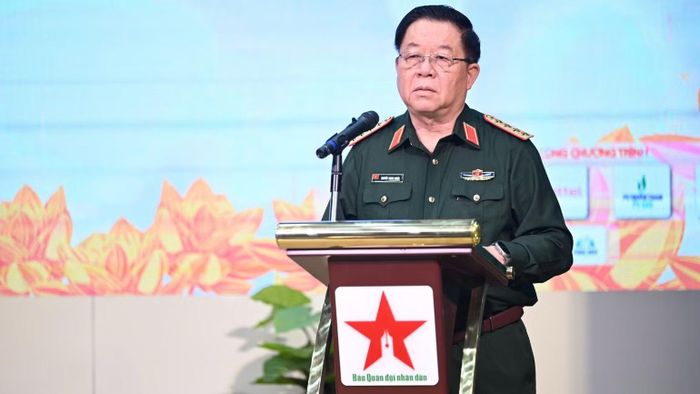 Đại tướng Nguyễn Trọng Nghĩa phát biểu tại Lễ tổng kết, trao giải Cuộc thi viết “Những tấm gương bình dị mà cao quý” lần thứ 17. (Ảnh: TRỌNG HẢI)
