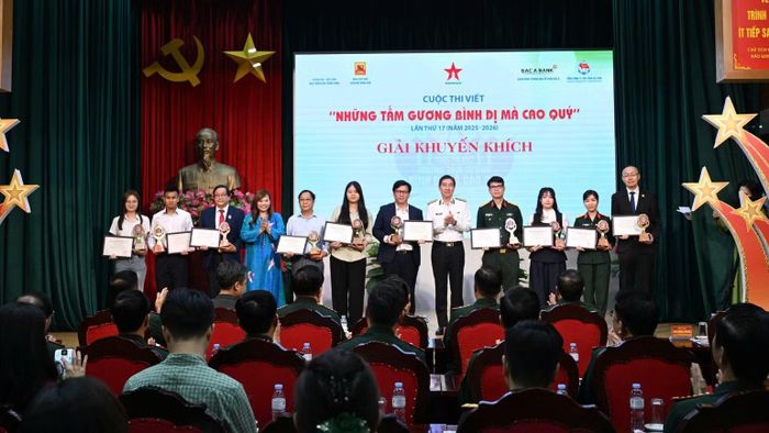 Trao giải cho các tác giả, nhóm tác giả đạt giải Khuyến khích. (Ảnh: TRỌNG HẢI)