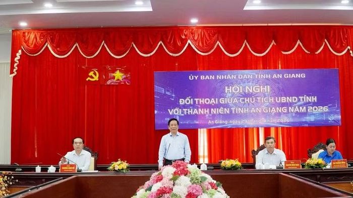 Ủy viên Trung ương Đảng, Chủ tịch Ủy ban nhân dân tỉnh An Giang Hồ Văn Mừng phát biểu tại hội nghị đối thoại với thanh niên năm 2026. (Ảnh: VĂN SĨ)
