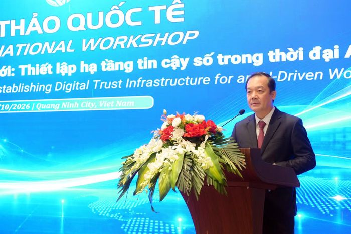Thứ trưởng Khoa học và Công nghệ Phạm Đức Long phát biểu khai mạc Hội thảo quốc tế “Dịch vụ tin cậy xuyên biên giới: Thiết lập hạ tầng tin cậy số trong thời đại AI”. (Ảnh: THẢO ANH)