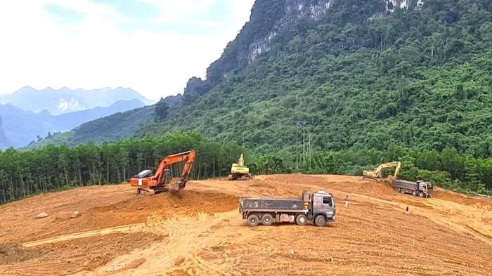 Đơn vị thi công san gạt mặt bằng để xây dựng Trường nội trú liên cấp xã Trường Sơn, tỉnh Quảng Trị tại bản Rào Tràng. (Ảnh: HG)