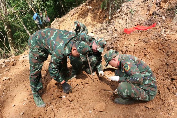 Lực lượng chức năng đang đẩy mạnh tìm kiếm, quy tập hài cốt liệt sĩ tại bình độ 300, thôn Giang Nam, xã Thanh Thủy. (Ảnh: KHÁNH TOÀN)