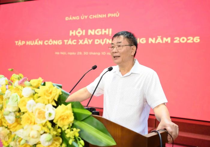 Phó Giáo sư, Tiến sĩ Vũ Đình Oánh, nguyên Trưởng Khoa Quản lý nhà nước về an ninh trật tự, Học viện An ninh nhân dân trình bày chuyên đề tại hội nghị. (Ảnh: Thế Đại)