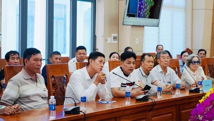 Các hộ dân đại diện cho các gia đình có đất ảnh hưởng bởi dự án thi công đường gom song hành dọc tuyến Đường 975 (khu phố Đường Bào). (Ảnh: HOÀNG DUNG)