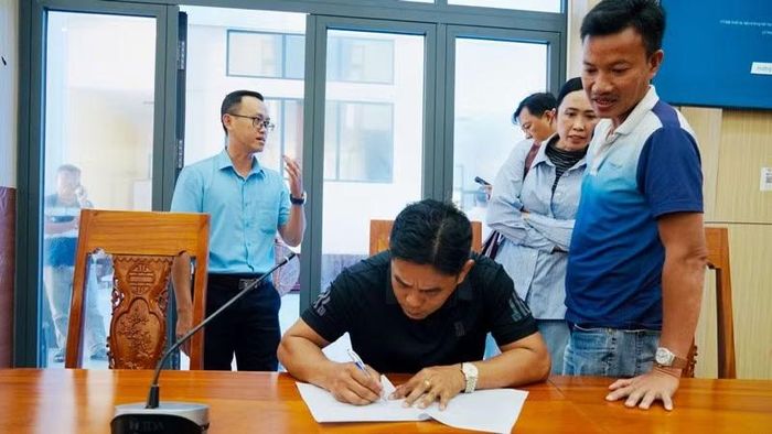 Người dân ký biên bản gặp gỡ đối thoại với Chủ tịch Đặc khu Phú Quốc Trần Minh Khoa. (Ảnh: HOÀNG DUNG)