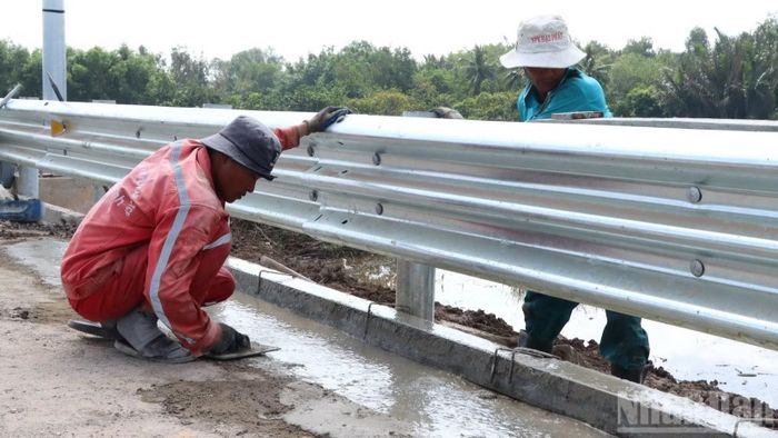 Công nhân thi công những hạng mục cuối phần lan can đường.