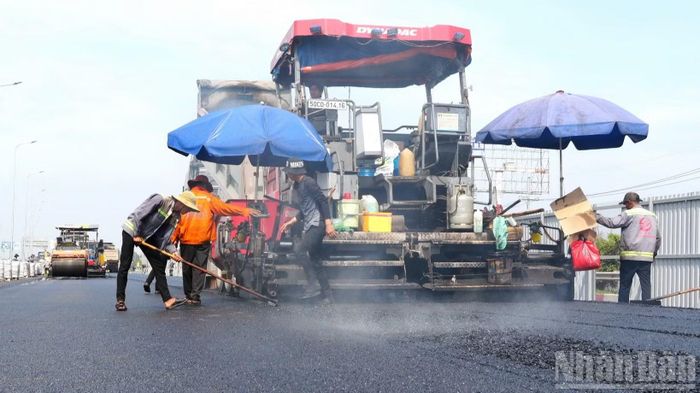 Thời tiết nắng thuận lợi cho việc thảm nhựa, do đó, các nhà thầu huy động nhân công, máy móc tập trung tăng tốc thi công.
