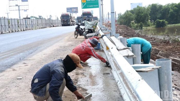 Công nhân thi công những hạng mục cuối phần lan can đường.