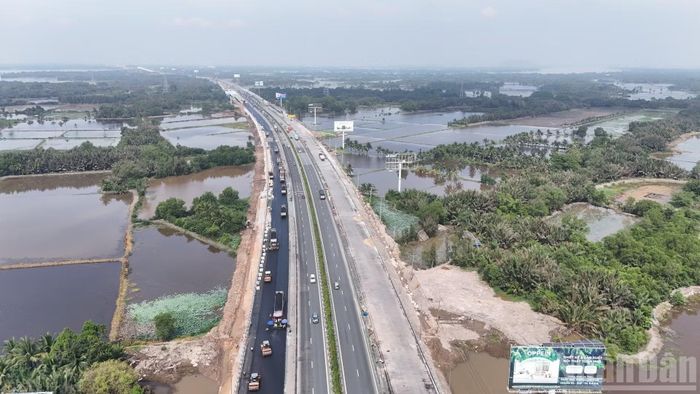 Là công trình giao thông cấp bách, Dự án mở rộng cao tốc Thành phố Hồ Chí Minh-Long Thành đang được tập trung đẩy nhanh tiến độ với mục tiêu hoàn thành theo kế hoạch tháng 12/2026.