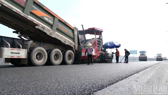 Thi công thảm nhựa tại Gói thầu số XL02 đoạn qua địa bàn thành phố Đồng Nai.