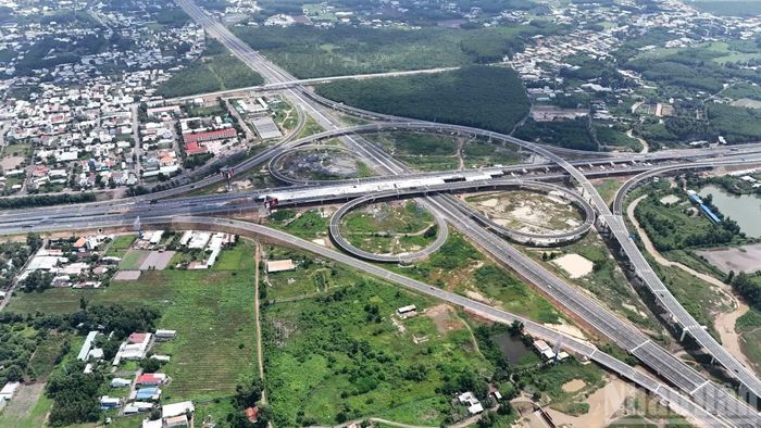 Cao tốc Thành phố Hồ Chí Minh-Long Thành nối với cao tốc Biên Hòa-Vũng Tàu và đường kết nối sân bay Long Thành tại nút giao Long Thành.