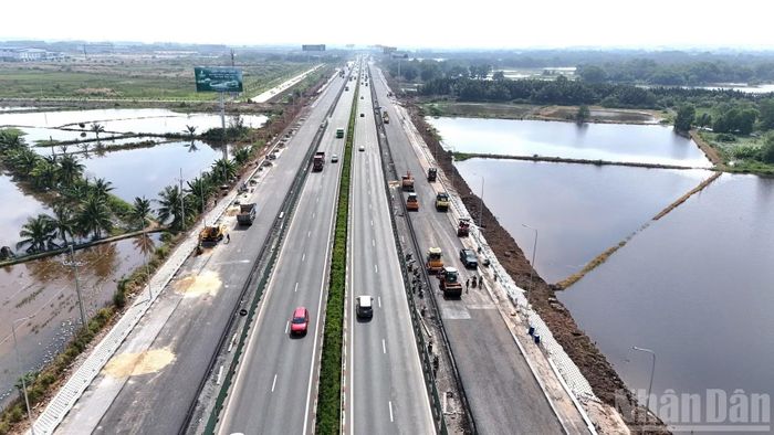 Dự án mở rộng cao tốc Thành phố Hồ Chí Minh-Long Thành trên tuyến cao tốc Thành phố Hồ Chí Minh-Long Thành-Dầu Giây có chiều dài khoảng 22km, tổng mức đầu tư gần 15.000 tỷ đồng, đi qua địa bàn Thành phố Hồ Chí Minh và thành phố Đồng Nai.